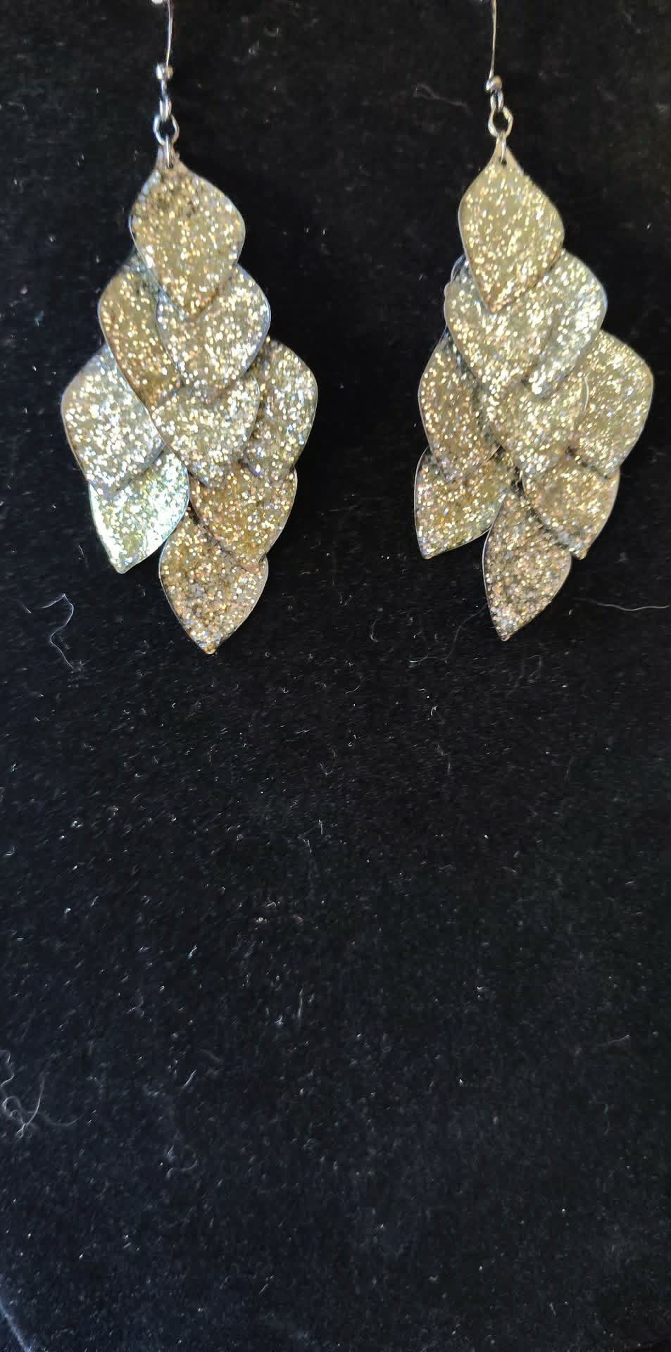 Vintage Charming Charlie cascading 28" leaves necklace & dangle earrings