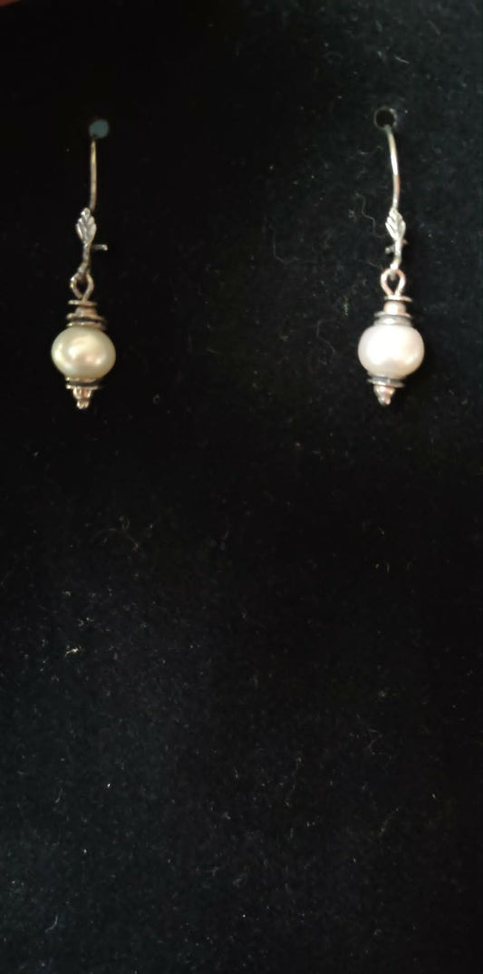 Vintage retired Silpada Sterling 925 Light the way pearl w/ leaf earrings