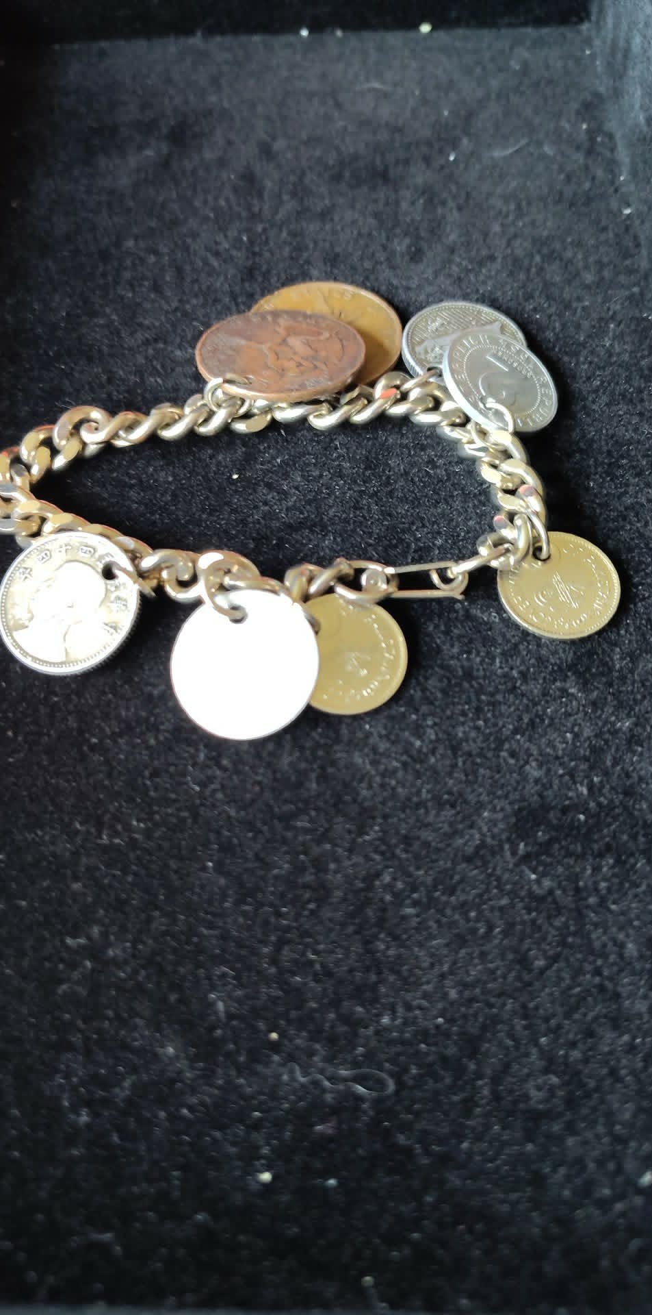 Vintage mixed 8 Foreign coin charm bracelet 7"