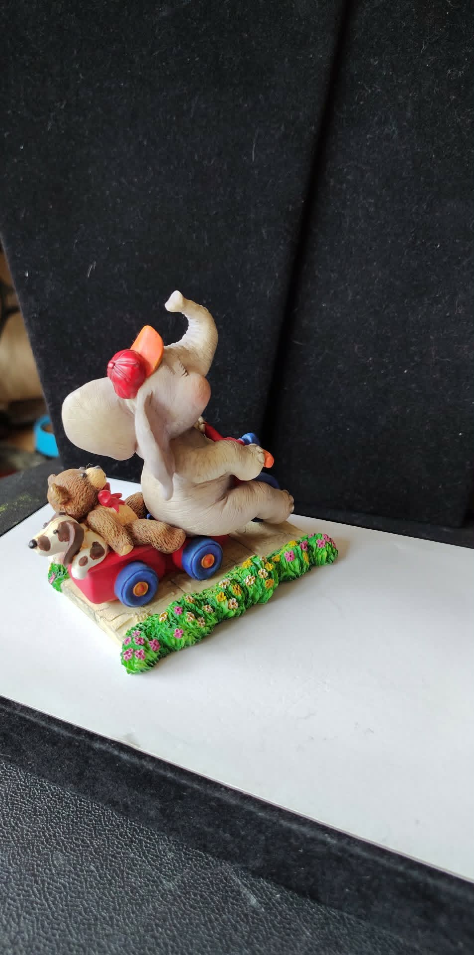 1996 Sidewalk Speedster figurine from Hamilton Collection Peanut Pals Elephant series