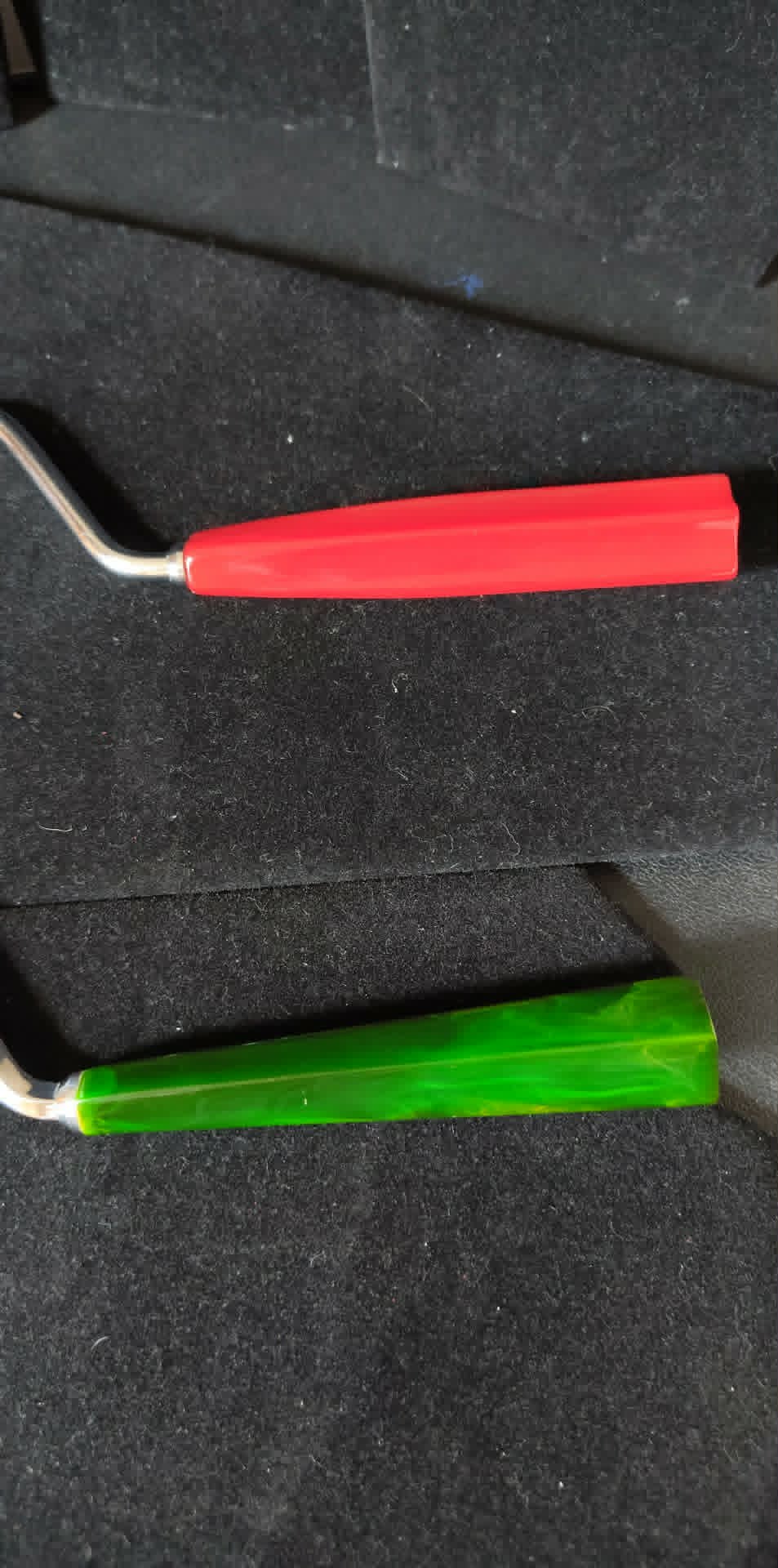 Vintage Schneider pair red & green bakelite handle cake breaker cutter comb