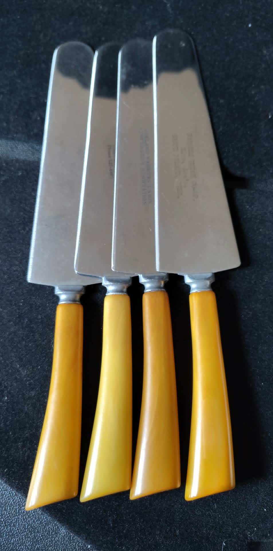 Set of 4 Vintage butterscotch Bakelite serrated cake servers advertisement