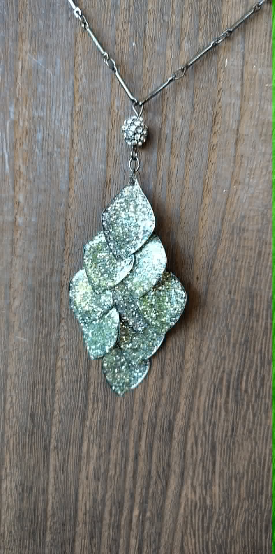 Vintage Charming Charlie cascading 28" leaves necklace & dangle earrings