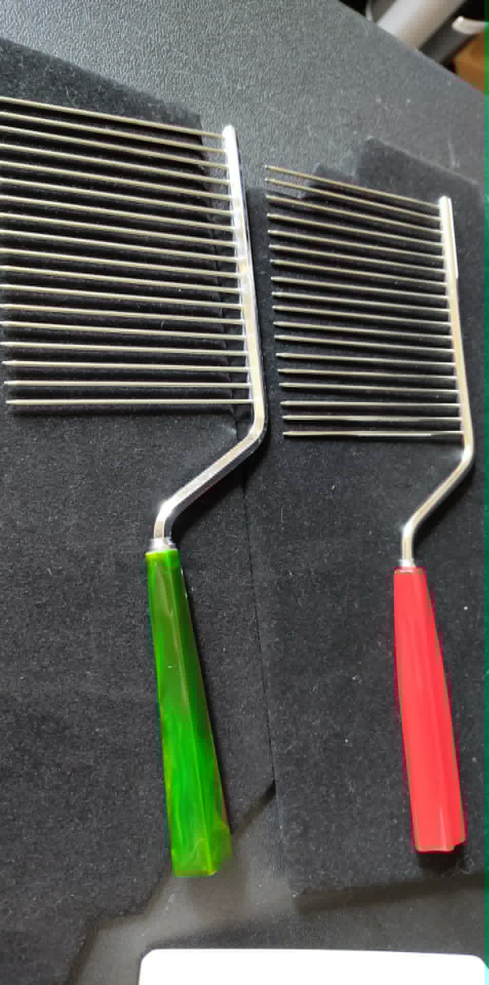 Vintage Schneider pair red & green bakelite handle cake breaker cutter comb