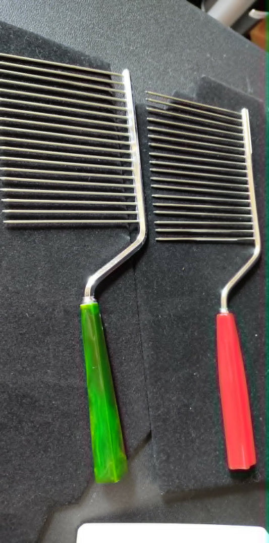 Vintage Schneider pair red & green bakelite handle cake breaker cutter comb