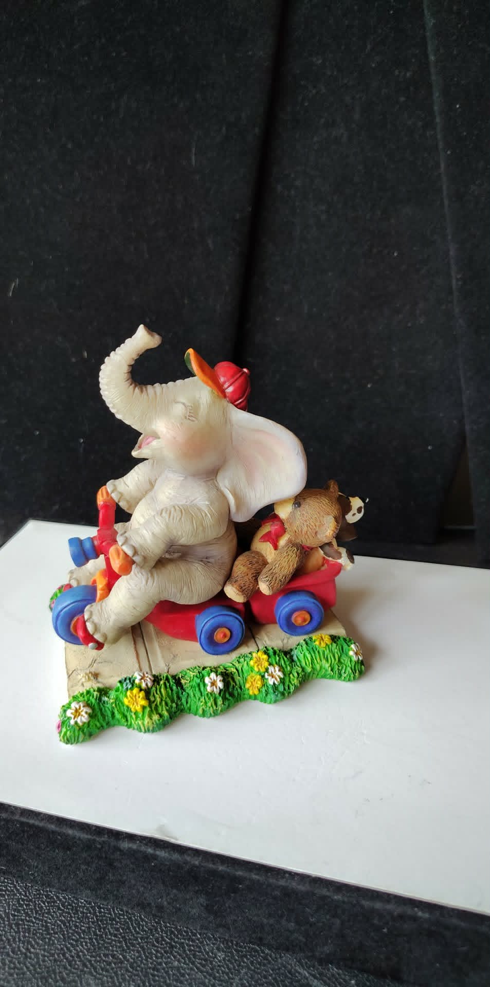 1996 Sidewalk Speedster figurine from Hamilton Collection Peanut Pals Elephant series