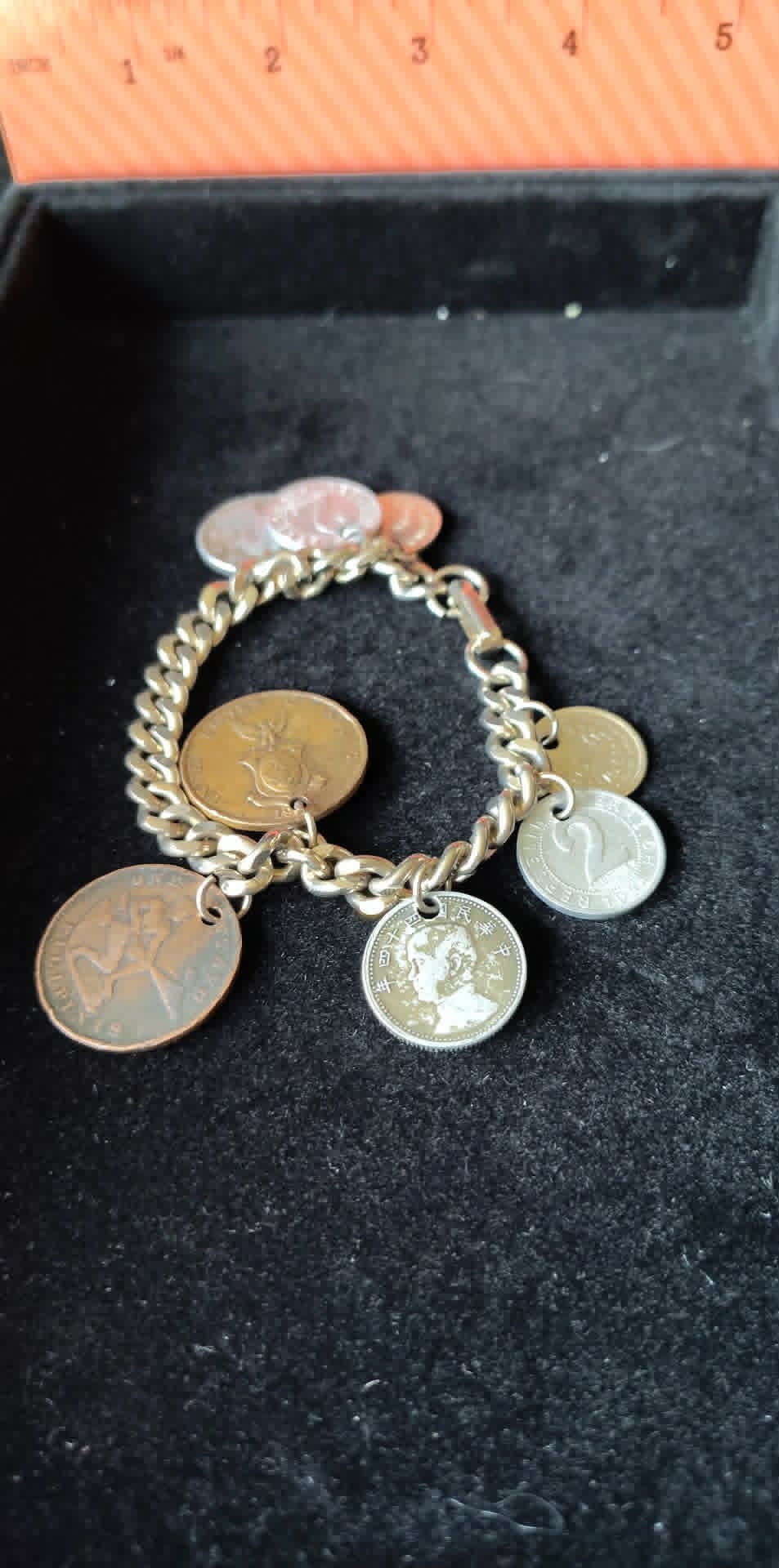 Vintage mixed 8 Foreign coin charm bracelet 7"