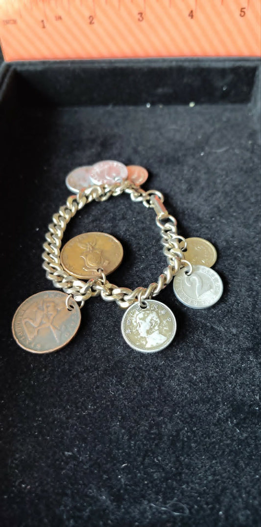 Vintage mixed 8 Foreign coin charm bracelet 7"