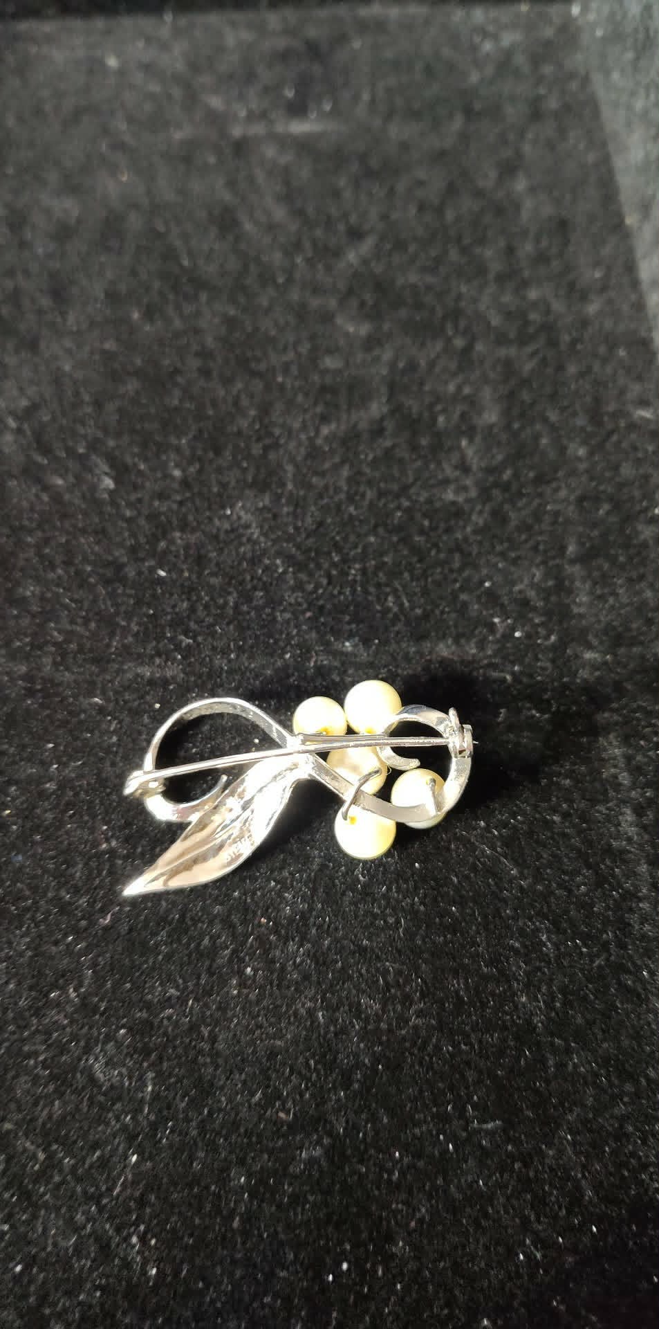 Vintage silver Akoyo pearl brooch