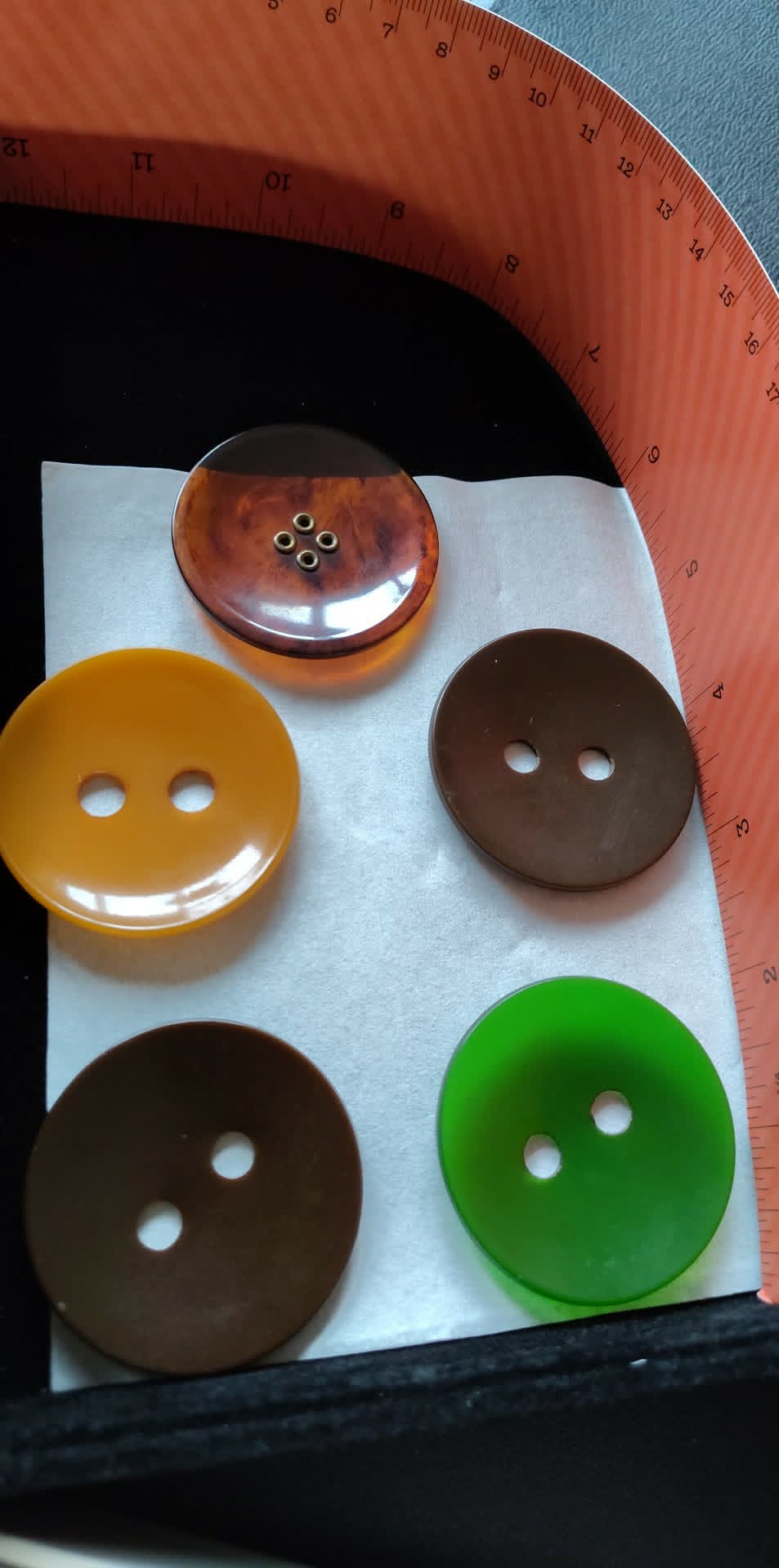 5 Bakelite buttons 1 3/4", brown x2, green, marble, butterscotch, tested